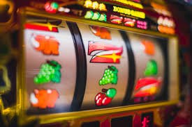 Buffalo King slot interface showing five reels, wild symbols, and bonus feature trigger on erek2 bergambar